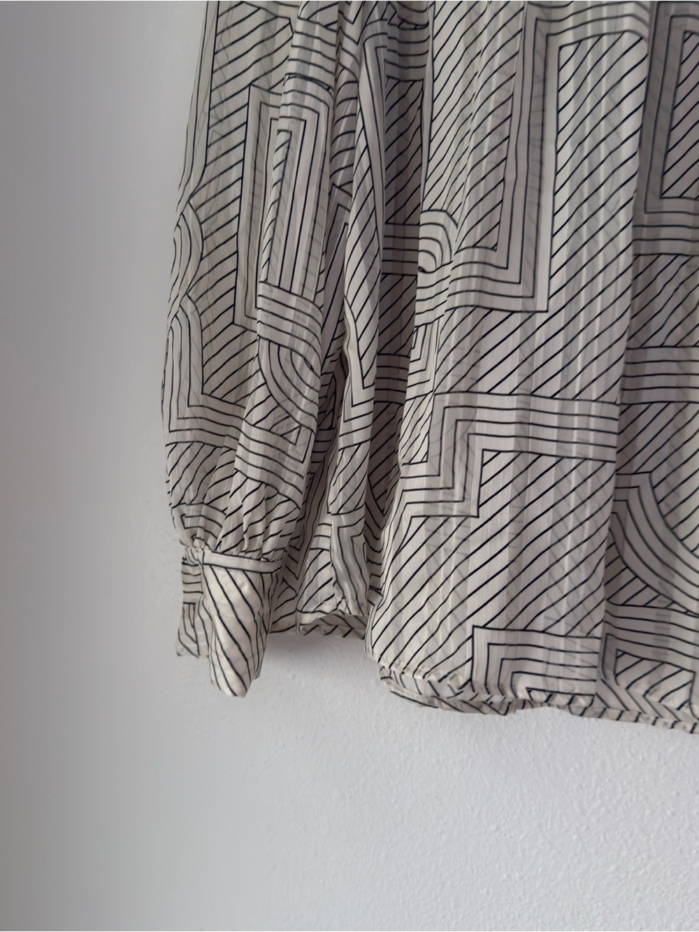 H&M Black and White STAND-UP COLLAR BLOUSE Geometric Design Fall Size large - Picture 7 of 9
